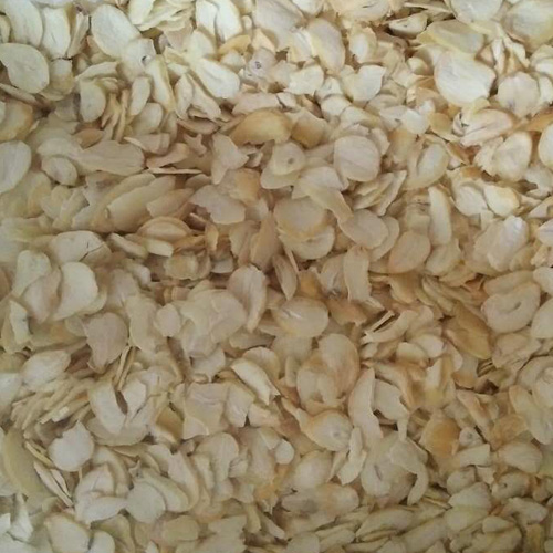 Dehydrated garlic flakes